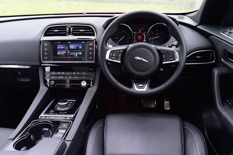 Торпедо Jaguar F-Pace S 30d AWD 2016 года  (UK) (фото 4 из 30)